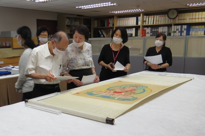 2019年6月、吳院長が書画処の文物を整理・点検。
