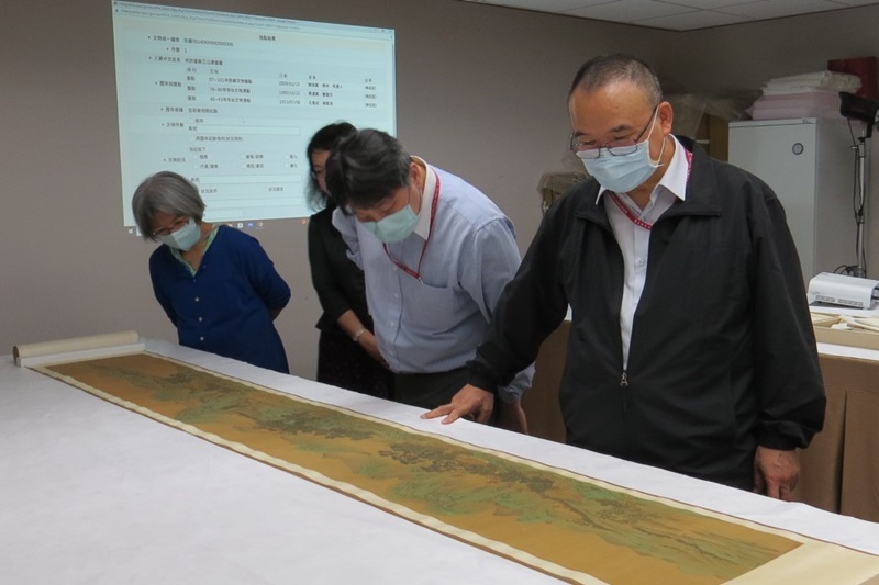 Director Hsiao, Tsung-Huang performed spot checks on artifacts from the Department of Painting and Calligraphy in June, 2023.