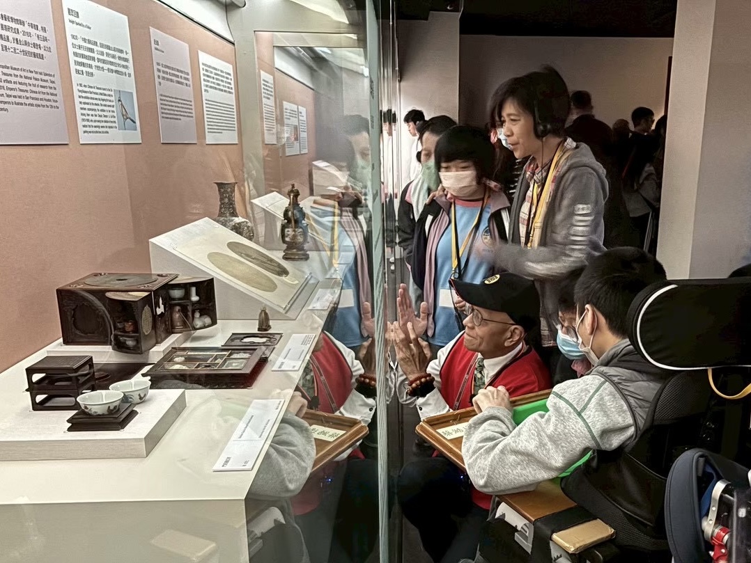 學員在志工陪伴下安心進入展場，細細欣賞館藏文物。