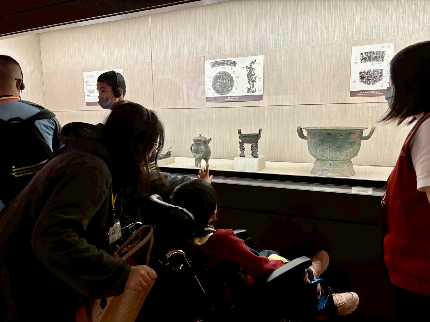 導覽老師引導學員近距離觀察青銅器紋飾。