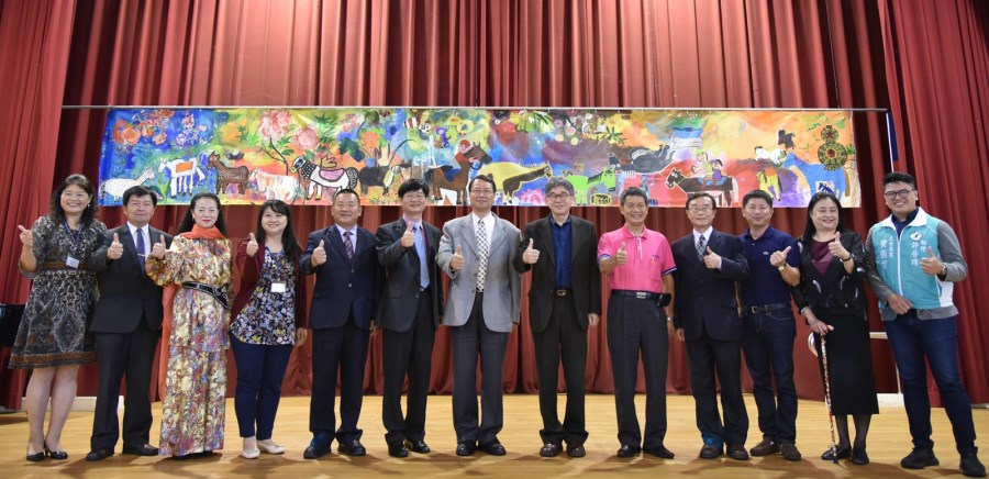 (2019-05-07～05-09)開幕式與會貴賓與中特學生共創作品「駿馬舞春風–達啦•蹦吧！」畫作進行大合照。