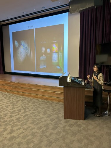 策展人本院余佩瑾副院長為觀眾介紹「大美不言—國立故宮博物院、巴黎裝飾藝術博物館及梵克雅寶典藏精粹特展」特展(2024.12.21)
