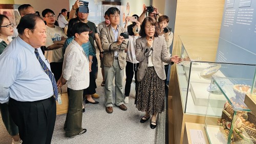 故宮器物處黃蘭茵助理研究員解說文物