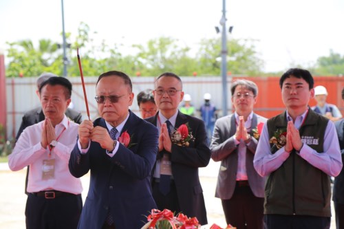 行政院政務委員史哲擔任上梁祝禱的主典者