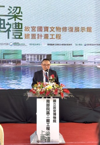 故宮蕭宗煌院長說明二館主打「看得見的典藏空間」及「看得見的修復空間」，是將「後台工作前台化」的教育推廣設計。