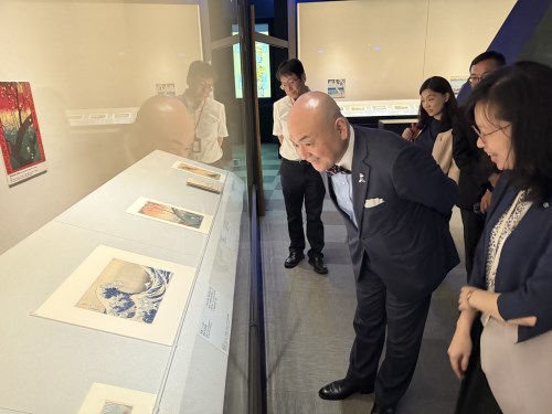日台交流協會片山和之代表一行人欣賞葛飾北齋經典作品〈神奈川沖浪裏〉。本幅限期展至6月29日。
