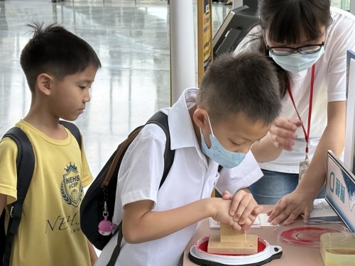 今天故宮南院夏日親子藝術月開跑，孩子體驗明信片套印的樂趣。