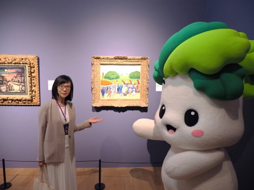 故宮余佩瑾副院長和小翠一起欣賞基斯·梵·鄧肯的〈賽馬場〉