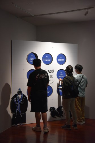 展場設計古代遊戲小知識，吸引民眾互動。
