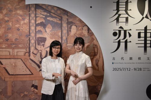 黑嘉嘉(右)參觀故宮「碁人弈事」特展，故宮余佩瑾副院長(左)親自接待。