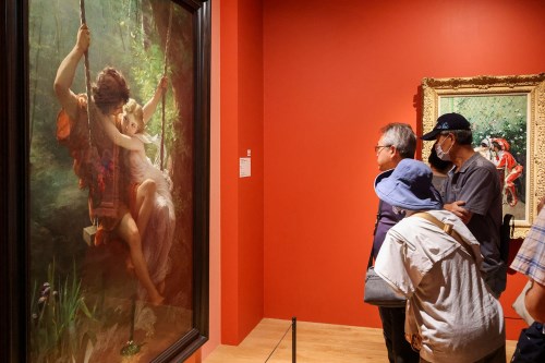 故宮敦親睦鄰之夜，邀鄰里共賞美國大都會博物館名作展，圖為考特《春日》。