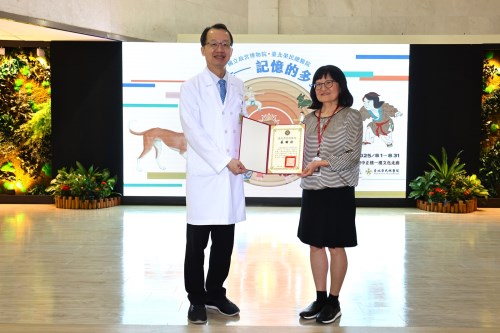 北榮王署君副院長(左)頒發感謝狀，由故宮展示服務處王芸芬處長(右)代表接受。