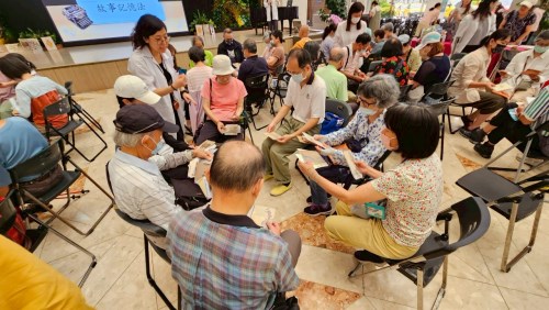 民眾實際運用今牌人生牌卡，以說故事的方式增進記憶與表達力。