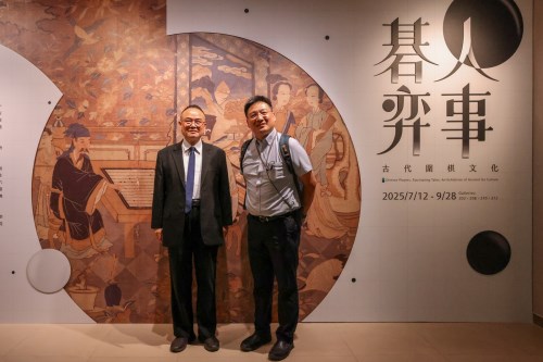 海峰棋院林敏浩院長(右)蒞臨參觀「碁人弈事」特展，故宮蕭宗煌院長(左)親自接待。