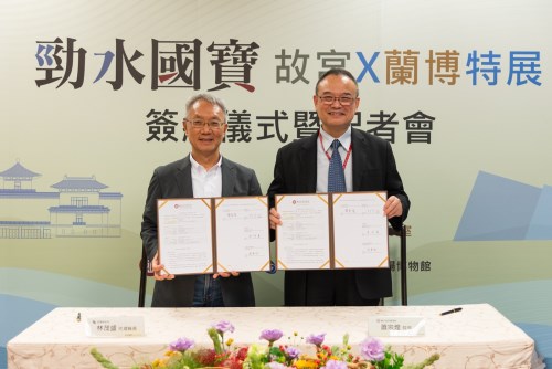 故宮蕭宗煌院長(右)、宜蘭縣林茂盛代理縣長(左)共同簽署展覽合作，預告「故宮國寶出遊去」將首度前進東臺灣。 ©國立故宮博物院