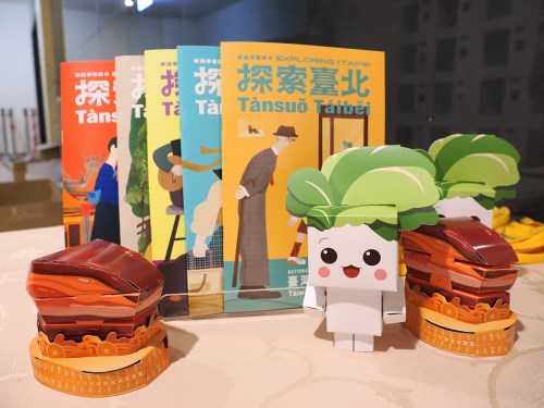 故宮與高教司展開多項合作計畫，包括磨課師平台教學影片拍攝、授權經典文物翠玉白菜及肉形石公仔設計印製圖等，以創意結合文化學習。