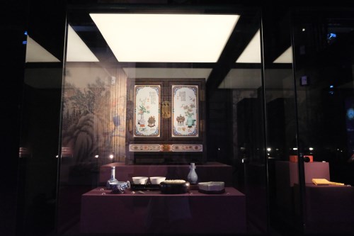 對應歐洲藝術品珍奇室的清代皇帝玩具箱〈紫檀嵌瓷博古圖櫃〉