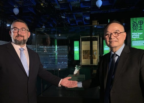 NPM Director Tsung-Huang Hsiao (right) and Director General Michal Lukeš of the National Museum of the Czech Republic (left) had a photo in front of <em>Jadeite Cabbage.</em>