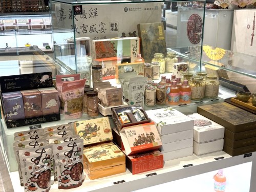 故宮南院博物館商店可買到「嘉義優鮮」優質禮盒作為伴手禮。