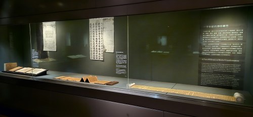 「一千年前的傳媒轉型」單元，透過寫本與刻本書籍形制的變化，帶動一場劃時代的視覺革命。