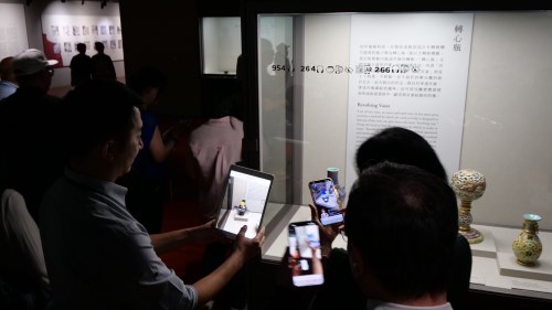 「故宮AR導覽」採用先進的多模態AI與Web AR技術，觀眾僅需使用手機掃描展品，無須下載任何APP。