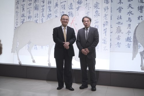 故宮蕭宗煌院長(左)與日本東博淺見龍介副館長(右)，於故宮百年院慶大展「千年神遇」前紀念合影。