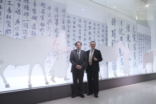 故宮蕭宗煌院長(右)特別致謝日本東博淺見龍介副館長(左)，出借重要館藏〈五馬圖〉與〈瀟湘臥遊圖〉兩件作品，為故宮百年院慶特展增添無限光彩。
