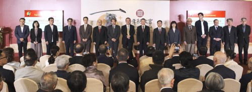 故宮舉行100+院慶暨聯合開幕晚會，故宮蕭宗煌院長(中)與國內外嘉賓，共同見證故宮下一個百年。