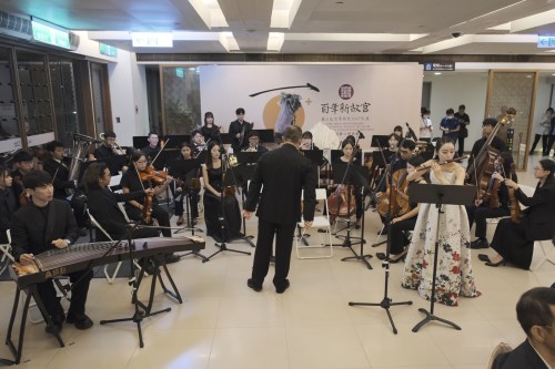 故宮100+院慶暨聯合開幕晚會，由東吳大學室內管弦樂團揭開序幕。