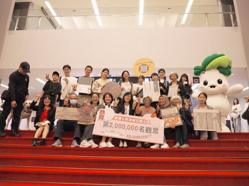 故宮余佩瑾副院長與吉祥物小翠、國寶犬在第一展覽館大廳歡迎第1,999,995名至第2,000,005名共11位觀眾的到訪