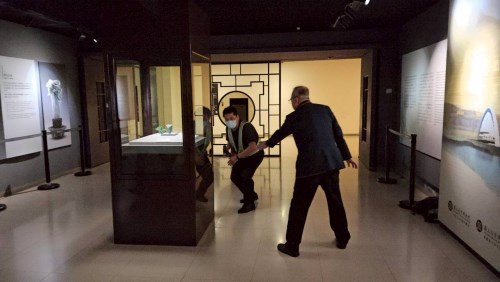 故宮防竊防搶預演，圖為犯嫌破壞展櫃中，展場管理員發現制止。