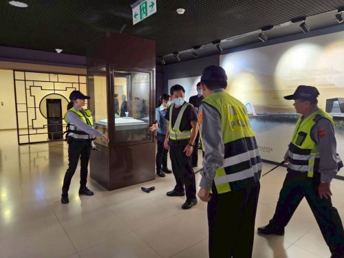 故宮防竊防搶預演，圖為駐警與犯嫌對峙。