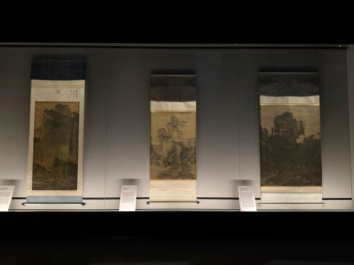 范寬〈谿山行旅圖〉、郭熙〈早春圖〉、李唐〈萬壑松風圖〉是藝術史上的經典名作，也是故宮國寶限展品，限展42天，這是首次齊聚南院展出。