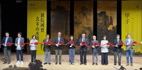 故宮蕭宗煌、副院長余佩瑾與中央研究院院士石守謙、文化部政務次長李靜慧…等多位貴賓共同揭開序幕。