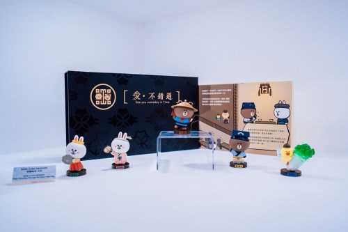 2025年故宮攜手全球知名IP品牌LINE FRIENDS，推出人氣角色熊大與兔兔跨越五朝、串聯霽青游魚轉心瓶、翠玉白菜等經典文物的收藏公仔系列。