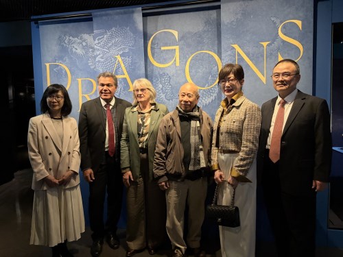 (由左至右)故宮余佩瑾副院長、凱布朗利博物館館長艾曼紐爾·卡薩耶胡（Emmanuel Kasarhérou）、法國議會友台小組主席暨經濟委員會首席副主席帕媞斯（Marie Noëlle Battistel）、藝術家吳炫三、 駐法大使郝培芝、故宮蕭宗煌院長