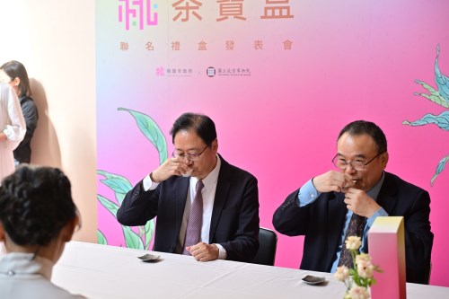 故宮蕭宗煌院長(右)與桃園張善政市長(左)體驗茶席品茗