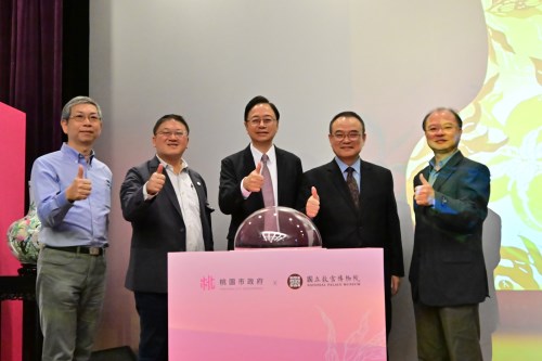 「桃茶寶盒」聯名禮盒發表會合影，左起為農業部農糧署黃怡仁副分署長、農業局陳冠義局長、桃園張善政市長、故宮蕭宗煌院長、農業部茶改場蘇宗振場長。