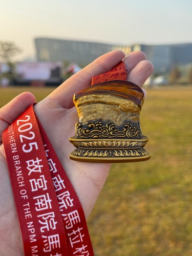 被稱「史上最具食慾」的獎牌-「2025故宮南院馬拉松」肉形石獎牌。