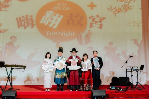 故宮黃永泰副院長(中)與余佩瑾副院長(左一)、王耀鋒主任秘書(右一)以及日本九州國立博物館富田淳館長(左二)在現場與觀眾同樂