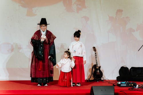 故宮黃永泰副院長帶著自己的兩位孫女共同扮裝與現場觀眾同樂