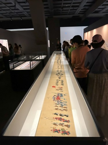 每逢江戶幕府將軍繼位或琉球國王登基，琉球派遣使節赴日。1634至1850年間共遣使十八次。大英博物館典藏〈琉球國兩使登城行列繪巻〉所錄1710年上江戶使節團是歷年第二大規模。