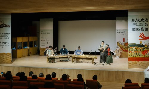 開幕表演是「華之和音」帶來日、韓、中國與琉球的花意象音樂演奏，象徵東亞共榮卻各具文化特色的意涵。