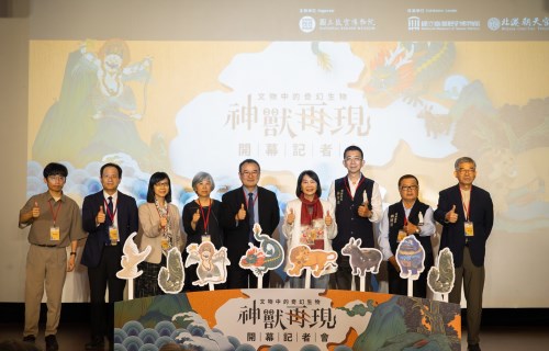 「神獸再現」特展開幕記者會合影，左起為郭昱晴委員辦公室蔡秉原助理、故宮王耀鋒主秘、余佩瑾副院長、臺史博張淑卿組長、故宮蕭宗煌院長、蔡春綢立委、北港朝天宮林恒毅董事、蔡連財董事、黃永泰副院長