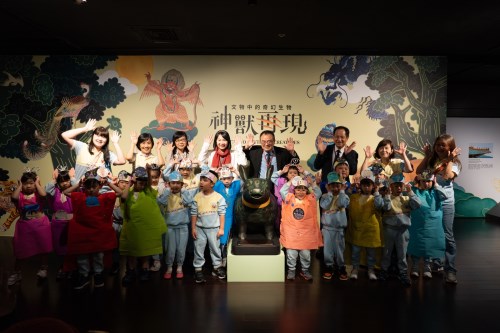 天鵝堡幼兒園小朋友們穿戴親手製作的「神獸小夥伴」，尋找「神獸再現」展覽中的奇幻神獸。