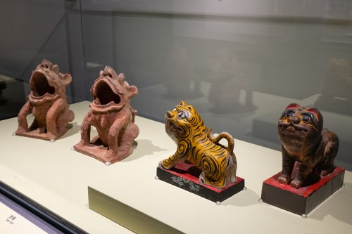 借自臺史博〈虎爺神像〉造型樸拙可愛，為民間信仰中的動物神。