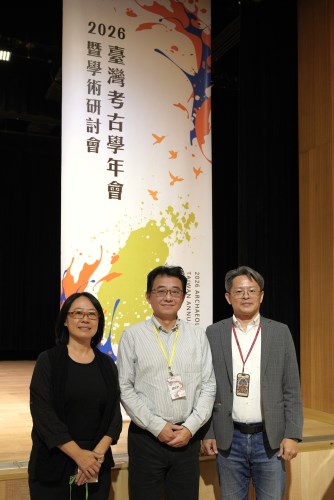 2026臺灣考古學會年會尾聲，在趙金勇理事長(中)見證下，故宮南院處彭子程處長(右)與新北市立十三行博物館林純雅組長(左)完成交接，宣布明年年會由十三行博物館接棒舉辦。