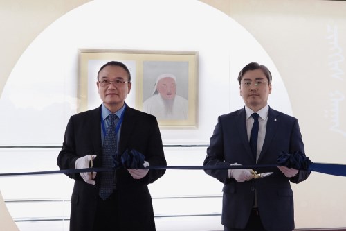 故宮蕭宗煌院長(左)與駐臺北烏蘭巴托代表處特木爾代表(右)一同剪綵，象徵故宮國寶〈元代帝半身像 元太祖〉正式與觀眾見面。