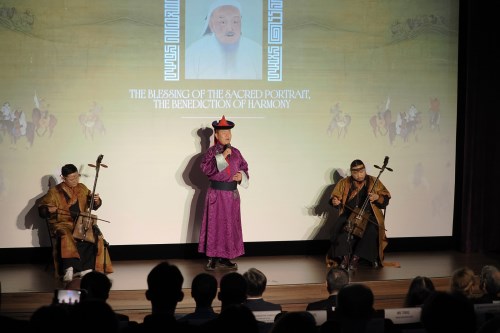 烏蘭巴托劇院歌手演唱蒙古長調歌《Ertnii saikhan》揭開活動序幕