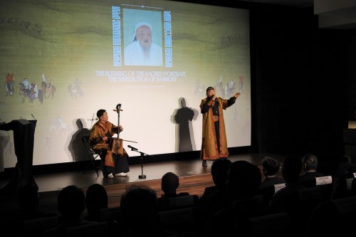 現場馬頭琴與呼麥演出，展現蒙古傳統音樂風情。